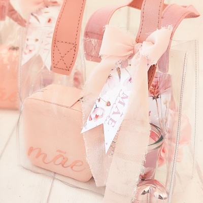 Saco transparente com alças rosas, bolsa interior cor de rosa com a palavra 'mãe'