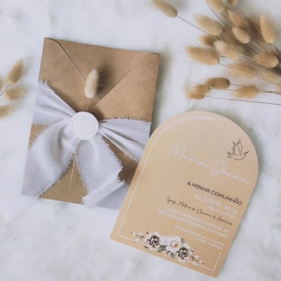 Convite de comunhão com envelope castanho e laço branco