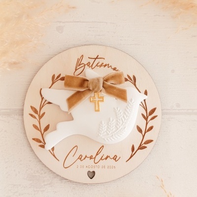 Decoração de batismo em madeira com pomba branca e laço castanho