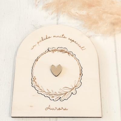 Cartão de pedido especial com coração dourado e decoração floral