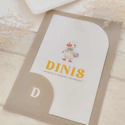 Cartão convite para batizado e aniversário com desenho de pato e texto DINIS