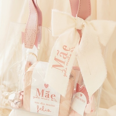 Saco transparente com alças cor de rosa e laço creme decorativo
