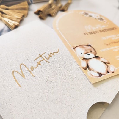 Convite de batismo com nome Martim e ursinho ilustrado, em tons creme e castanho claro