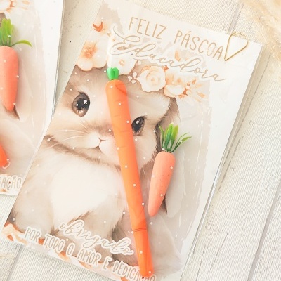 Cartão de Páscoa com coelho e caneta cenoura