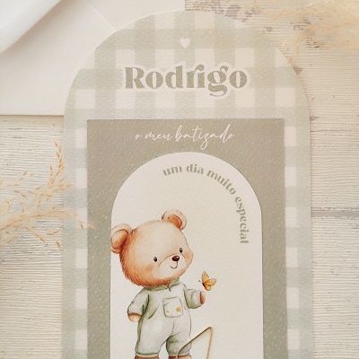 Cartão de batizado com ilustração de urso bebé e texto em tons cinza e bege.