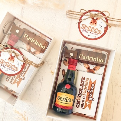 Caixa com mini garrafa de Licor Beirão, chaveiro Padrinho e cartão decorativo