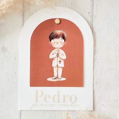Cartão decorativo para primeira comunhão com ilustração de menino e texto Pedro primeira comunhão