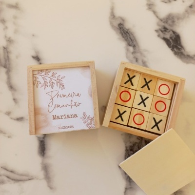 Jogo da velha em madeira com caixa decorativa e cartão de primeira comunhão