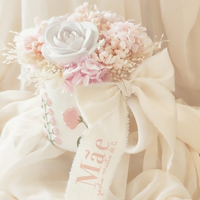 Copo decorativo com flores e laço com texto em pano