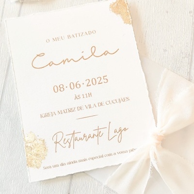 Convite branco para batizado com texto dourado e laço de tecido branco