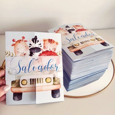 Convite infantil com animais aquarelados e texto 'Salvador' em caligrafia azul
