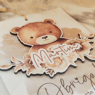 Cartão com desenho de urso castanho e nome 'Martim' em letras cursivas