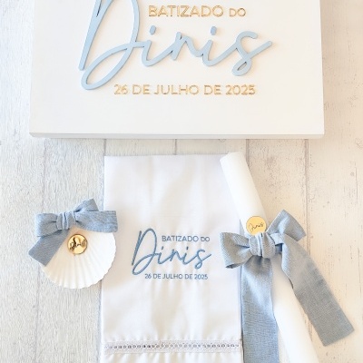Caixa branca e itens de batizado com texto personalizado em branco, dourado e cinza