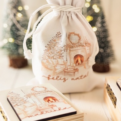 Saco de tecido branco com desenho natalício e frase 'feliz natal'