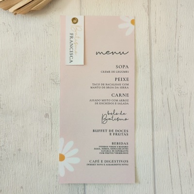 Cardápio cor-de-rosa com flores e convite 'FRANCISCA' em superfície branca