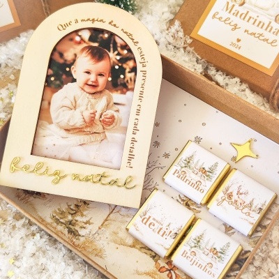Conjunto natalício com moldura de madeira, foto de bebé e chocolates com mensagens natalícias