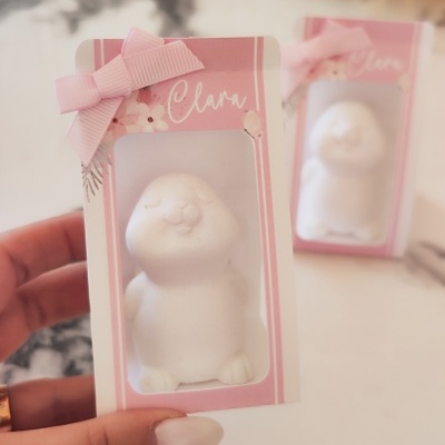 Figura decorativa branca em caixa rosa com laço e nome Clara