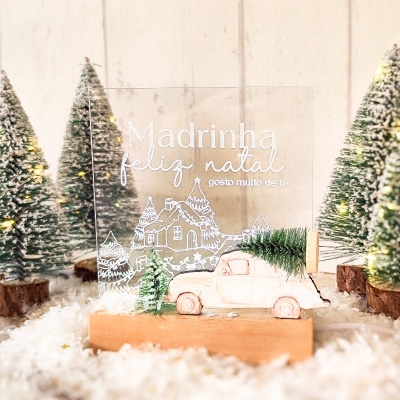 Placa de acrílico com texto de Natal, carro rosa com árvore de Natal, pinheiros decorativos e neve