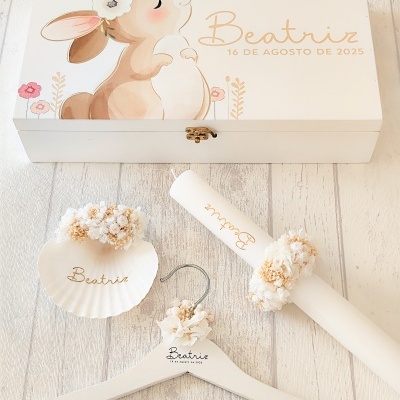 Conjunto decorativo com caixa, cabide, concha, vela e bracelete com nome Beatriz e data 16 DE AGOSTO DE 2025