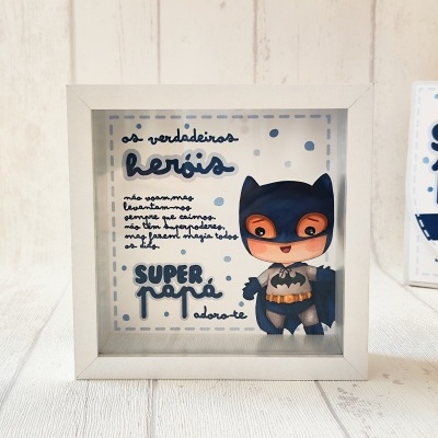 Caixa branca com desenho de Batman em estilo cartoon e texto em azul para papá.