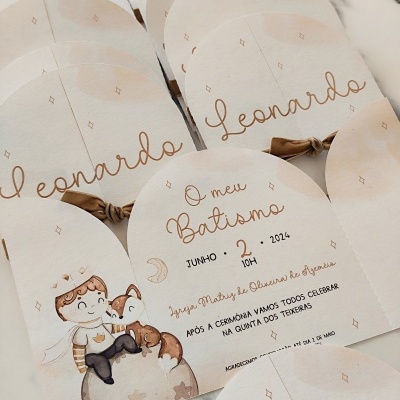 Convites de batismo redondos com ilustração de criança anjo e raposa e texto em castanho