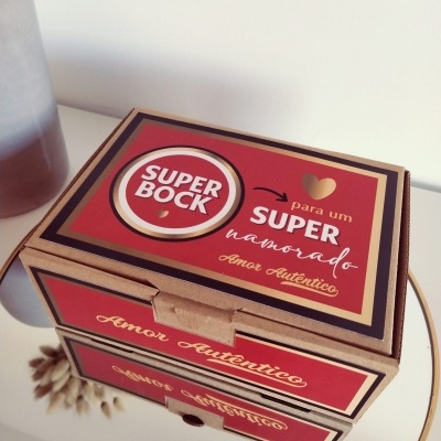 Embalagem de cartão vermelho com texto SUPER BOCK para um SUPER namorado Amor Autêntico
