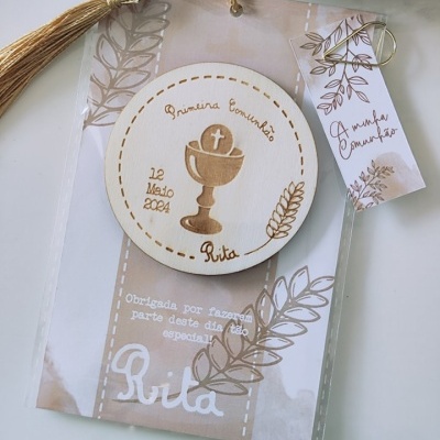 Cartão de convite para Primeira Comunhão com medalhão de madeira e tassel dourado