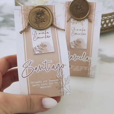 Cartão decorativo de comunhão bege com selo de cera dourado e texto personalizado