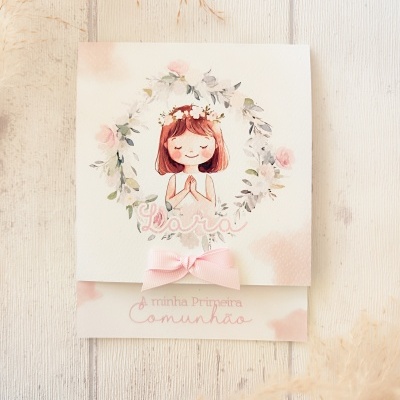 Convite de primeira comunhão com ilustração e laço rosa