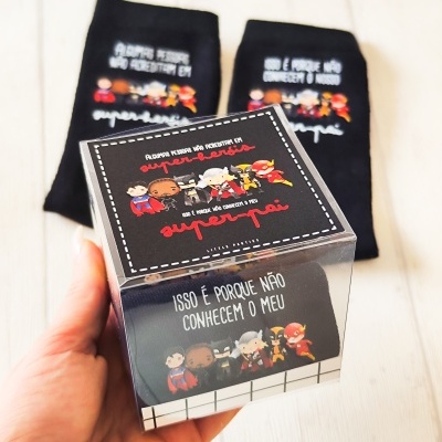 Caixa e meias pretas com texto e desenhos animados de super-pai