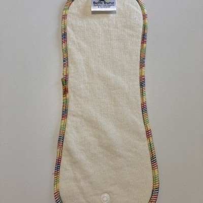 Produto têxtil bege claro com costura colorida e etiqueta Bätt's Bumz