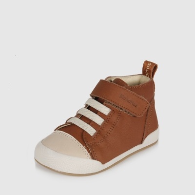 Sapatilha infantil castanha de pele com sola e biqueira branca e fecho de velcro.