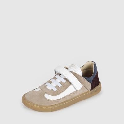 Ténis infantil bege com detalhes em branco, castanho e azul escuro, velcro e atacadores