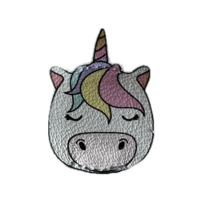 Aplique em forma de cabeça de unicórnio com crina colorida e olhos fechados