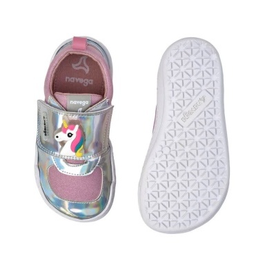 Ténis infantis iridescentes com imagem de unicórnio e sola branca