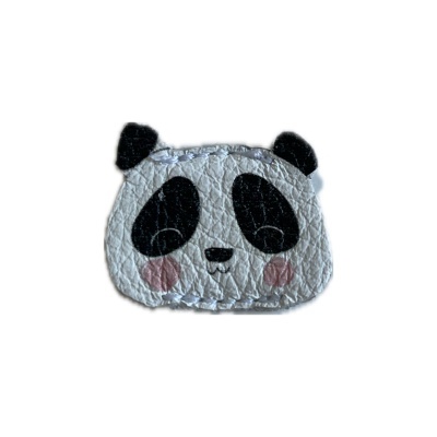 Carteira pequena branca com padrão de panda e orelhas pretas