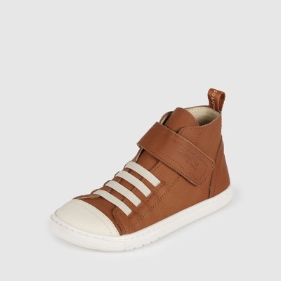 Tênis infantil castanho com sola branca e fecho de velcro