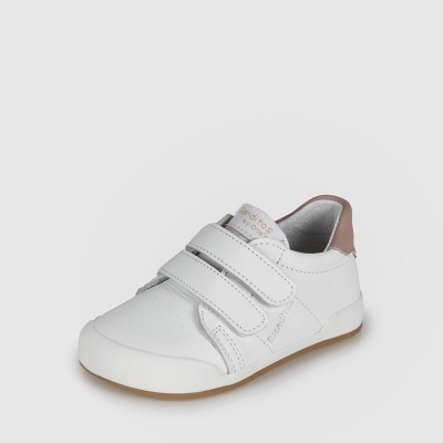 Sapatilha branca para criança com tiras de velcro e detalhe rosa claro no calcanhar