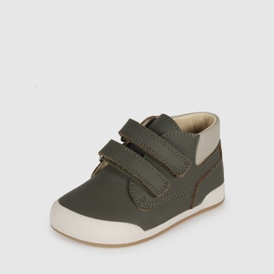 sapatilha infantil verde-oliva e bege com tiras de velcro e sola branca
