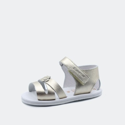 Sandália infantil dourada com fecho de velcro e sola branca