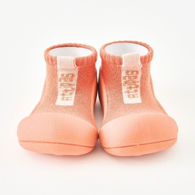 sapatos para bebé cor de salmão com etiqueta ATTIPAS