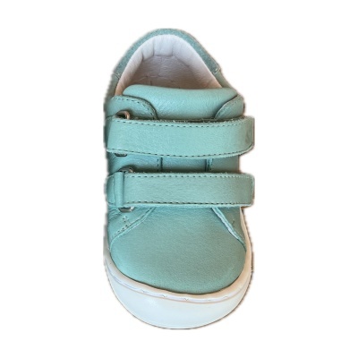 Sapato infantil verde água com duas tiras de velcro e solado branco