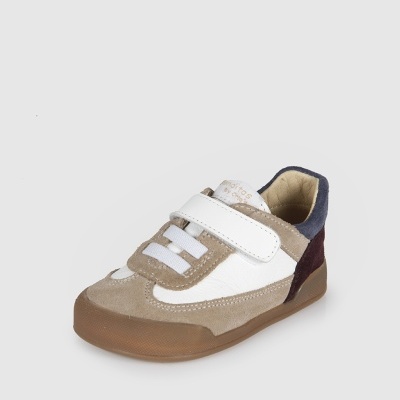 Sapatilha infantil bege e branca com fecho de velcro e sola castanha