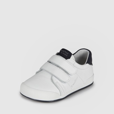 Tênis infantil branco com velcro e detalhe preto
