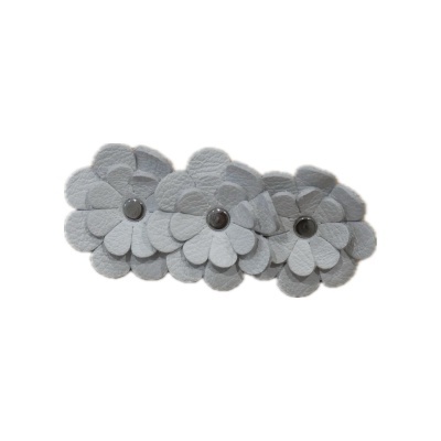 Presilha de cabelo branca com três flores de feltro e botão metálico no centro