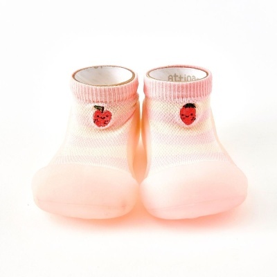 chinelos de bebé cor-de-rosa com sola translúcida e desenhos de maçã