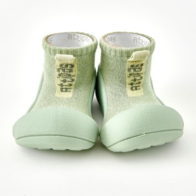 Sapatos para bebé verdes com sola em borracha e parte superior em tecido de malha