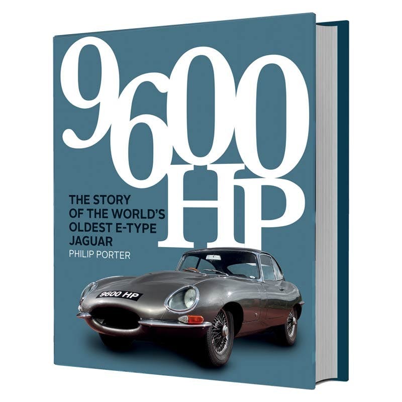9600 HP - The Story of the World's Oldest E-type Capa de livro azul com texto e imagem de carro Jaguar E-Type cinza