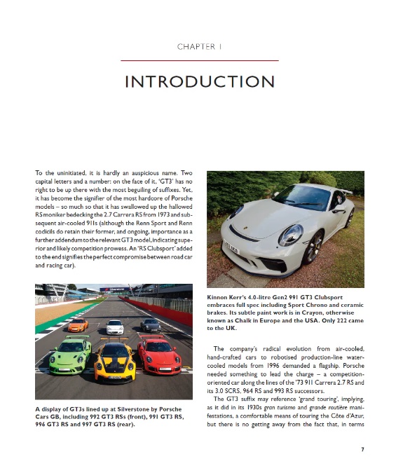 Porsche 911 GT3: Road and Track 1999-2024 Página de livro com texto introdutório sobre Porsche GT3 e fotos de carros esportivos coloridos numa pista