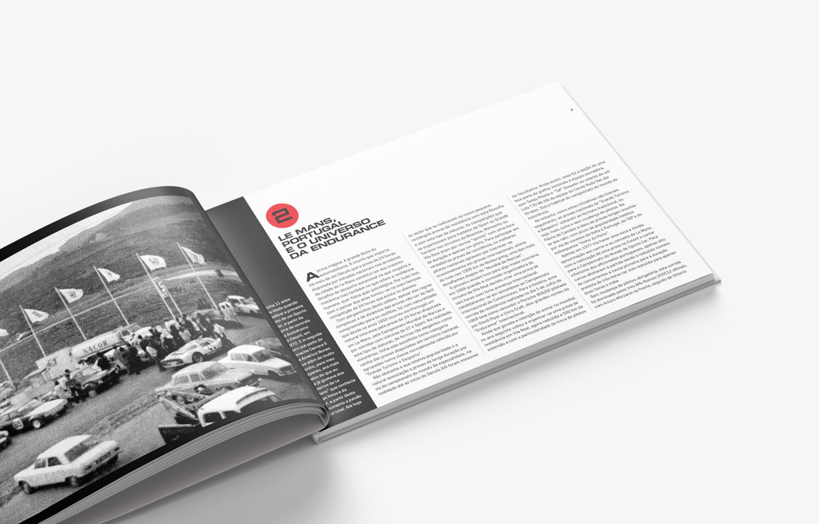 Le Mans em Portugal 1969-2023 Revista aberta com texto em português e fotografia a preto e branco de carros num evento automóvel.